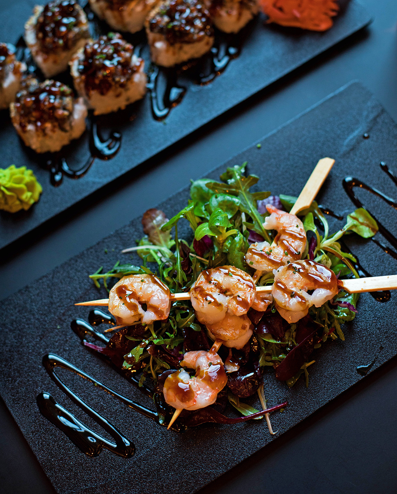 Dish with shrimp and rocket